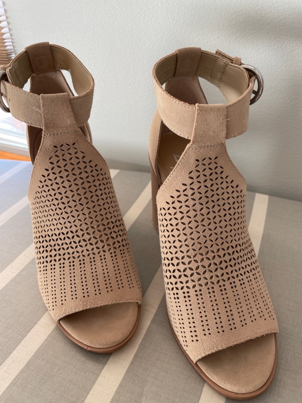 Women’s lightly worn spring/summer shoe
